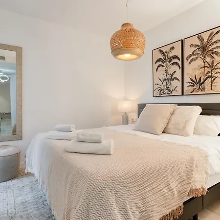 Spacious With Terrace And Garden Close To The Sea شقة *