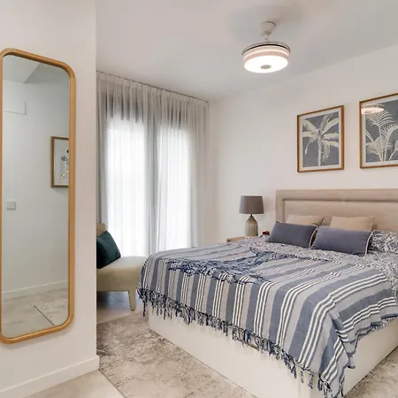 Spacious With Terrace And Garden Close To The Sea شقة *