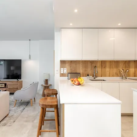 Spacious With Terrace And Garden Close To The Sea إِستيبونا