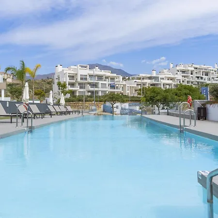 Spacious With Terrace And Garden Close To The Sea شقة إِستيبونا