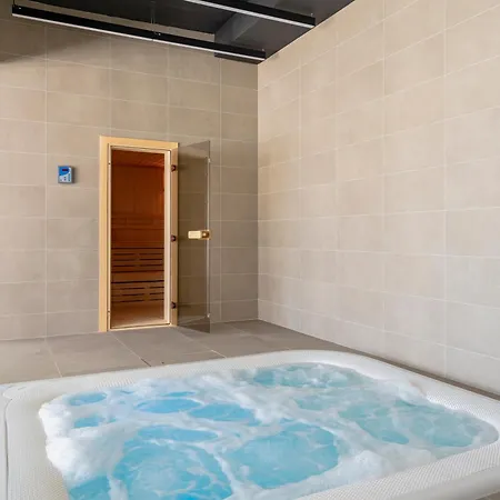 Spacious With Terrace And Garden Close To The Sea * إِستيبونا