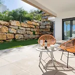 Spacious With Terrace And Garden Close To The Sea Apartmán *