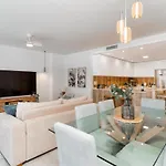 Spacious With Terrace And Garden Close To The Sea Apartmán