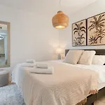 Spacious With Terrace And Garden Close To The Sea Apartmán