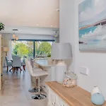Spacious With Terrace And Garden Close To The Sea Apartmán *