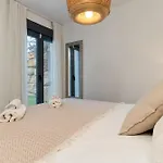 Spacious With Terrace And Garden Close To The Sea Apartmán