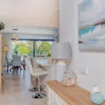 Spacious With Terrace And Garden Close To The Sea Apartmán *