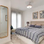 Spacious With Terrace And Garden Close To The Sea Apartmán *