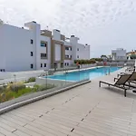 Spacious With Terrace And Garden Close To The Sea Apartmán *