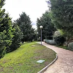 Spacious With Terrace And Garden Close To The Sea Apartmán *