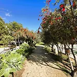Spacious With Terrace And Garden Close To The Sea Apartmán