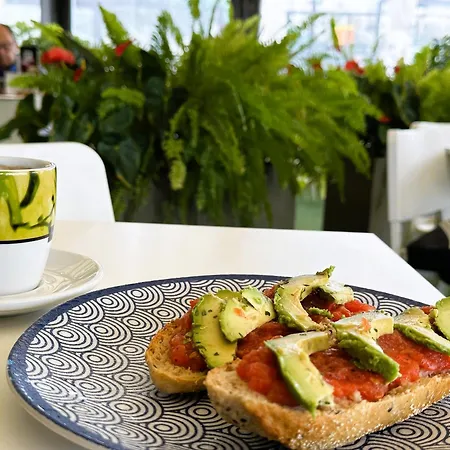 Spacious With Terrace And Garden Close To The Sea Apartment