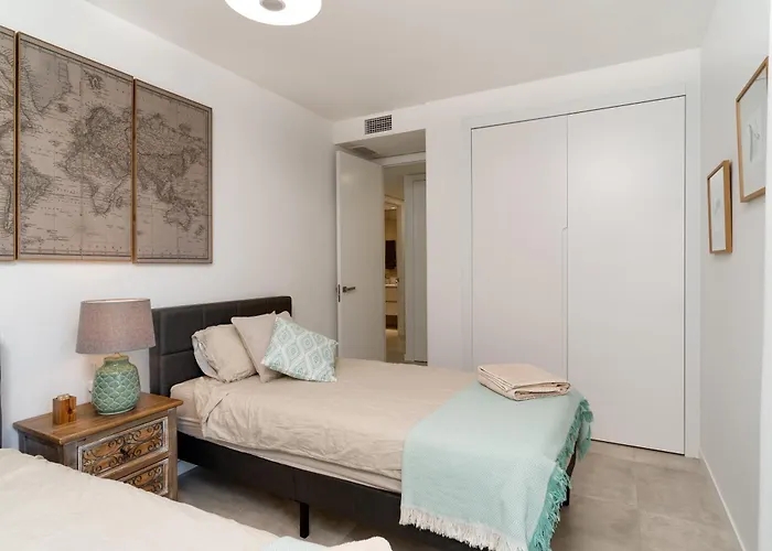 Spacious With Terrace And Garden Close To The Sea エステポナ