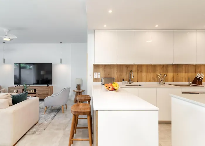 Spacious With Terrace And Garden Close To The Sea エステポナ