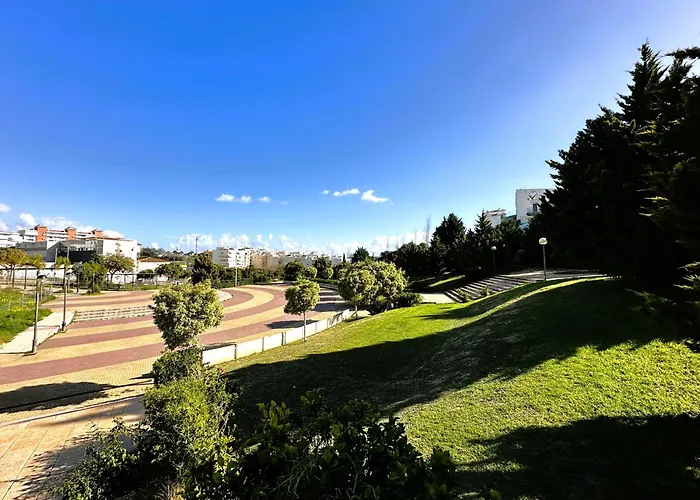 Spacious With Terrace And Garden Close To The Sea エステポナ