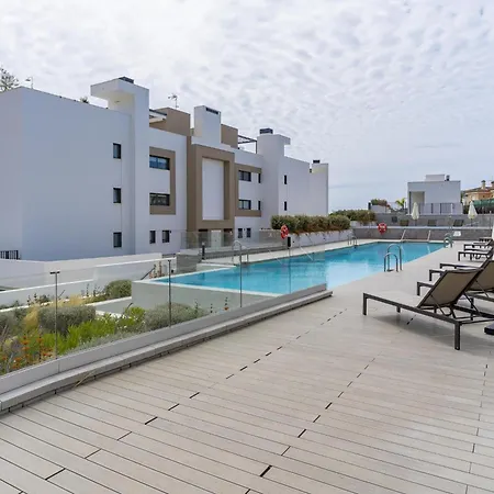 Spacious With Terrace And Garden Close To The Sea شقة *