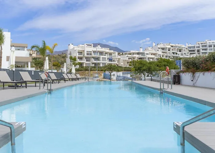 Spacious With Terrace And Garden Close To The Sea Appartamento Estepona