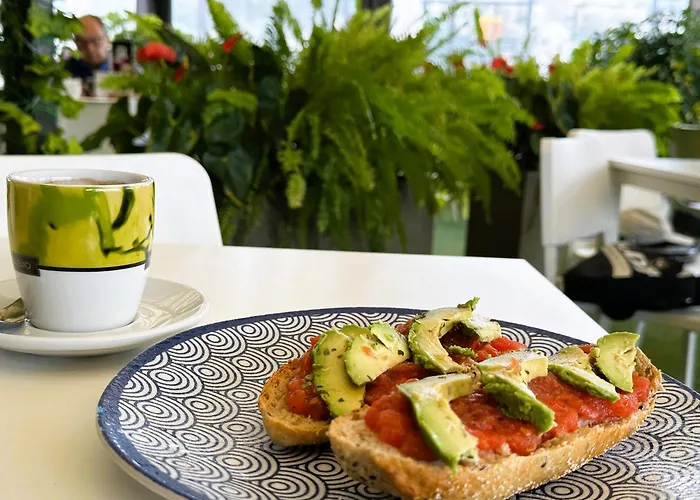 Spacious With Terrace And Garden Close To The Sea Appartamento